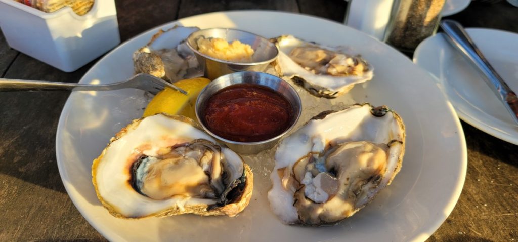Cuatro ostras crudas en el Restaurante Cobalt en Orange Beach, Alabama.