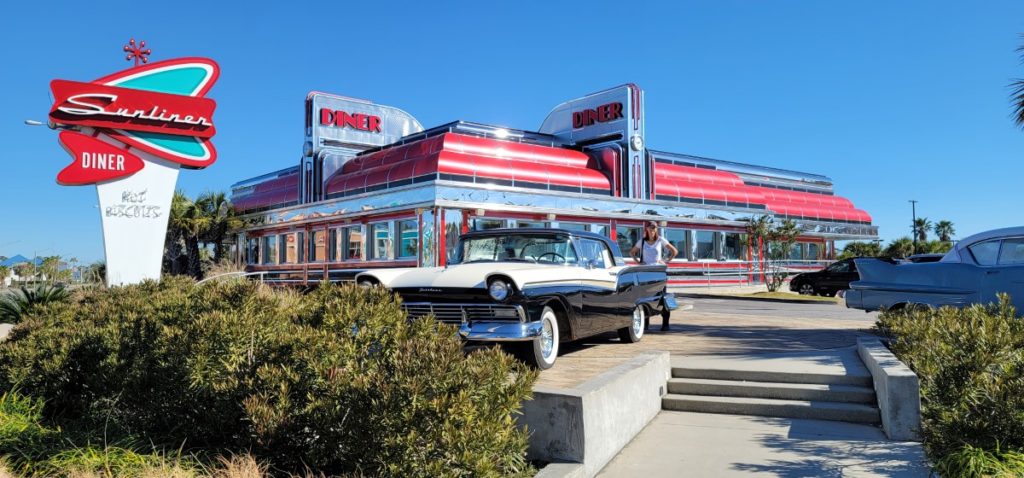 El Sunliner Diner, de estilo años 50, en el centro de Gulf Shores, Alabama. 
