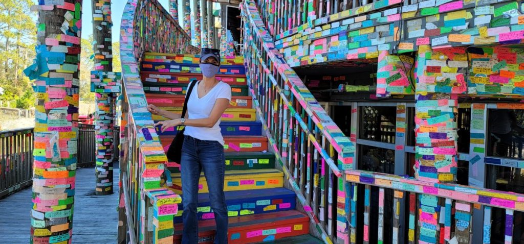 Cinta adhesiva de colores por toda la escalera de Tacky Jacks en Gulf Shores, Alabama