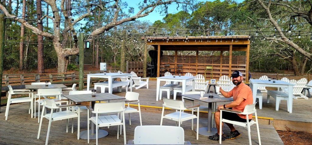 El patio exterior del Restaurante Woodside, dentro del Parque Estatal del Golfo, es